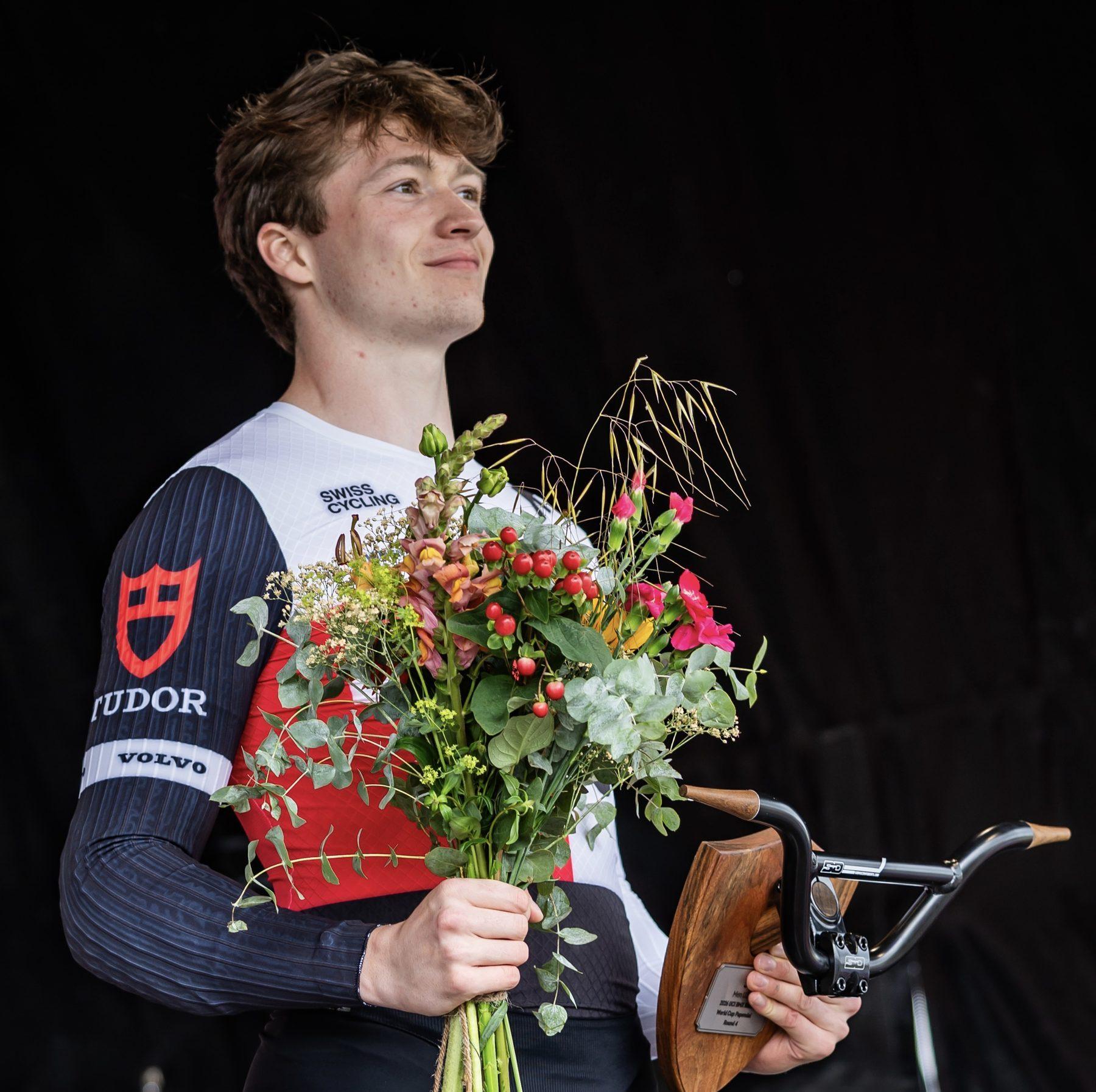 Seal Nünlist mit Blumenstrauss und Pokal nach dem ersten Weltcup-Podium in Papendal